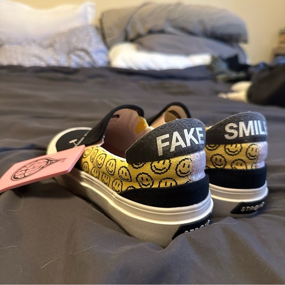 Straye “Fake Smile” limited edition slip ons - Picture 4 of 6